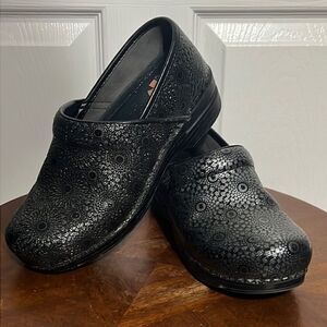 🔥🔥 Dansko Clogs Pro XP Black Medallion Embossed Patent Leather Slip Resistant